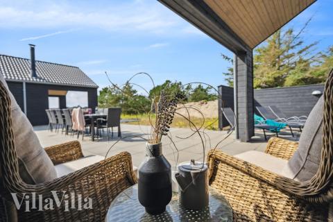 På terrassen i sommarhus nr 585 finns det plats för upp till 24 gäster.