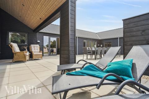 Njut av en grillkväll på terrassen i lyxstuga nr 585 i Vestjylland
