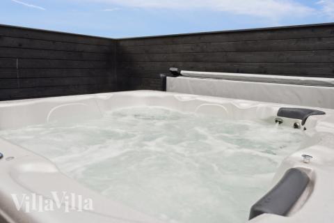 Njut av spabadets värme i lyxstuga nr 585 i Vestjylland