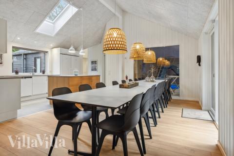 Vardagsrummet i lyxstuga nr. 750 har plats för 18 personer.