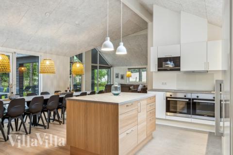 Köket i lyxstuga nr 750 är utrustat så att ni kan laga mat till 18 personer.