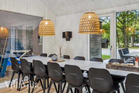 Det stora ljusa vardagsrummet i lyxstuga nr 750 för 18.