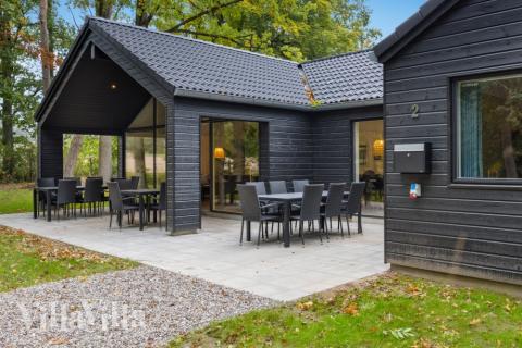 Lyxstuga nr 750 har en härlig terrass med sköna trädgårdsmöbler för 18 personer.