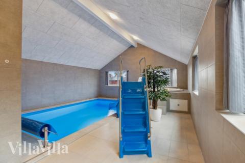 Den härliga poolen i lyxstuga nr 751 för 20 personer