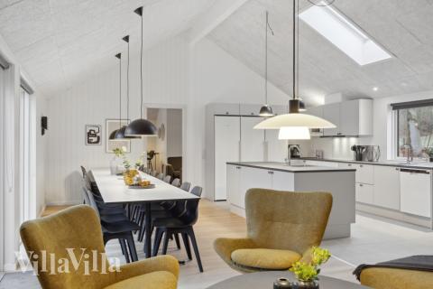 I soffhörnan i lyxstuga 751 i Tyskland kan ni spela brädspel eller titta på film tillsammans.