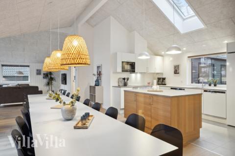 Vardagsrummet i lyxstuga nr. 752 har plats för 18 personer.