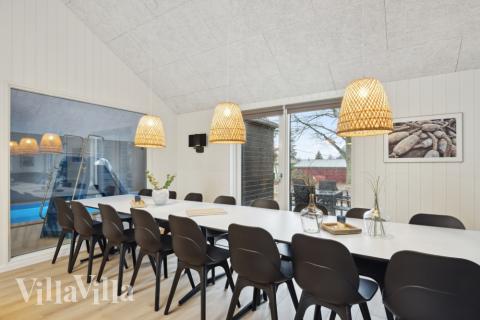 Det stora ljusa vardagsrummet i lyxstuga nr 752 för 18.