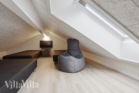 Några av de 18 sovplatserna finns på loftet i lyxstuga nr 752