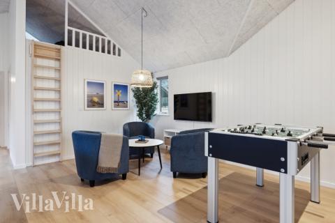 Lyxstuga 752 för 18 personer har ett stort aktivitetsrum med bl.a. biljard och dart