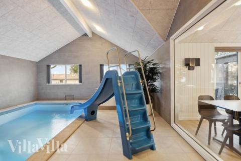 Den härliga poolen i lyxstuga nr 752 för 18 personer