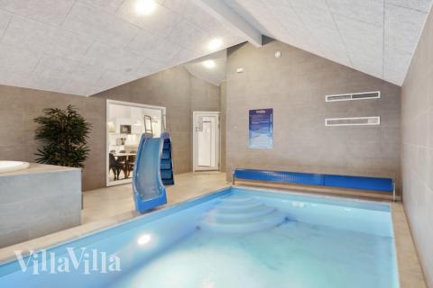 Sommarstuga 752 är inredd med en smakfull poolavdelning som har vattenrutschbana, ett stort inbyggt spapad och bastu