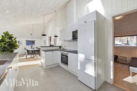 Köket i lyxstuga nr 753 är utrustat så att ni kan laga mat till 12 personer.