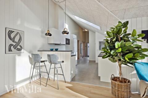 Vardagsrummet i lyxstuga nr. 753 har plats för 12 personer.