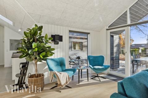 I soffhörnan i lyxstuga 753 i Tyskland kan ni spela brädspel eller titta på film tillsammans.