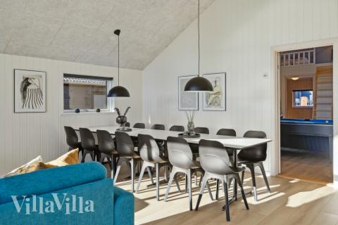 Det stora ljusa vardagsrummet i lyxstuga nr 753 för 12.