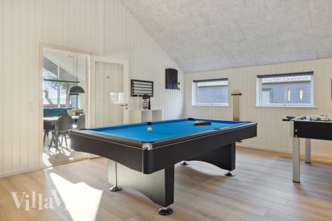 Förutom de många timmar som du kan tillbringa i stugans poolavdelning erbjuder lyxstuga 753 även biljard, bordtennis och dart