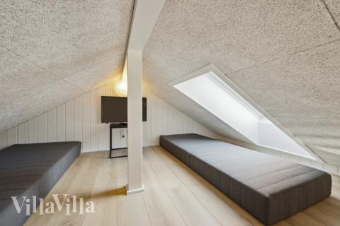 Några av de 12 sovplatserna finns på loftet i lyxstuga nr 753