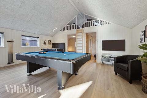 Lyxstuga 753 för 12 personer har ett stort aktivitetsrum med bl.a. biljard och dart