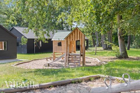 Till den trevliga sommarstugan nr 753 i Tyskland erbjuds en mängd utomhusaktiviteter, t.ex. lektorn och gungor