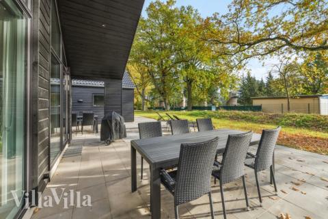 Njut av en grillkväll på terrassen i lyxstuga nr 754 i Tyskland