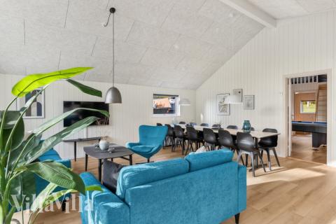 I soffhörnan i lyxstuga 754 i Tyskland kan ni spela brädspel eller titta på film tillsammans.