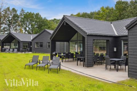 Den praktfulla poolstugan nr 755 med plats för 16 personer ligger i Tyskland