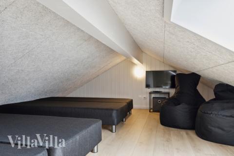 Några av de 16 sovplatserna finns på loftet i lyxstuga nr 755