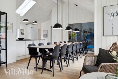 Det stora ljusa vardagsrummet i lyxstuga nr 755 för 16.