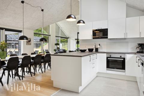 Köket i lyxstuga nr 755 är utrustat så att ni kan laga mat till 16 personer.