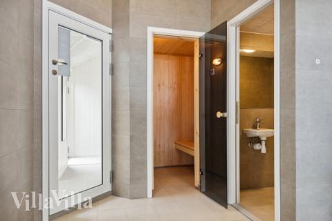 Njut av bastuvärmen i lyxstuga nr 755 för 16 personer