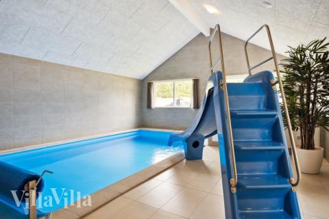 Sommarstuga 755 är inredd med en smakfull poolavdelning som har vattenrutschbana, ett stort inbyggt spapad och bastu