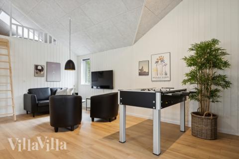 Lyxstuga 756 för 16 personer har ett stort aktivitetsrum med bl.a. biljard och dart