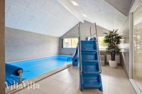 Sommarstuga 756 är inredd med en smakfull poolavdelning som har vattenrutschbana, ett stort inbyggt spapad och bastu