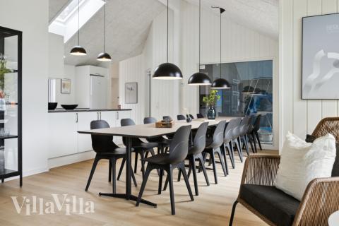 Det stora ljusa vardagsrummet i lyxstuga nr 756 för 16.