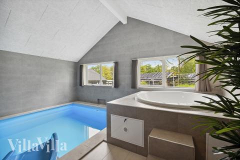 Den härliga poolen i lyxstuga nr 757 för 16 personer