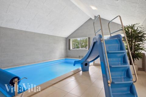 Sommarstuga 757 är inredd med en smakfull poolavdelning som har vattenrutschbana, ett stort inbyggt spapad och bastu