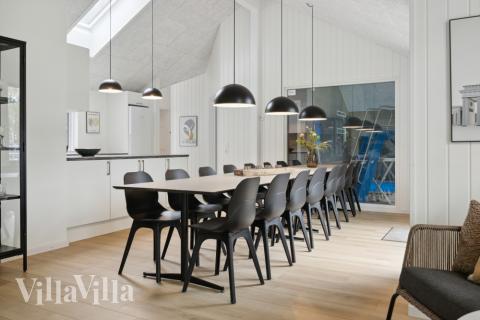 Det stora ljusa vardagsrummet i lyxstuga nr 757 för 16.