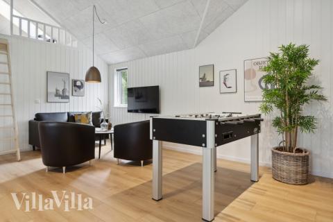 Lyxstuga 757 för 16 personer har ett stort aktivitetsrum med bl.a. biljard och dart