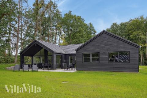 Den praktfulla poolstugan nr 757 med plats för 16 personer ligger i Tyskland