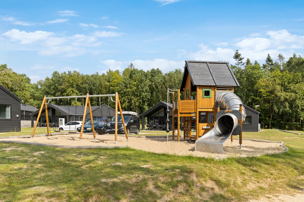 Till den trevliga sommarstugan nr 757 i Tyskland erbjuds en mängd utomhusaktiviteter, t.ex. lektorn och gungor