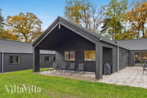 Den praktfulla poolstugan nr 758 med plats för 22 personer ligger i Tyskland