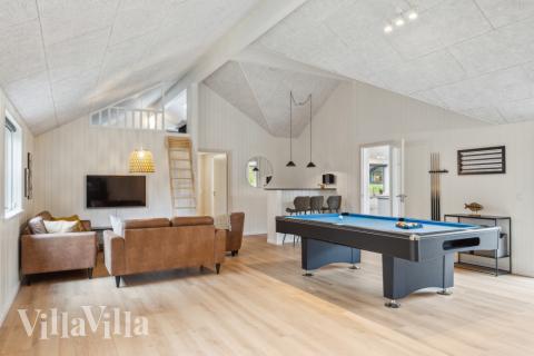 Förutom de många timmar som du kan tillbringa i stugans poolavdelning erbjuder lyxstuga 758 även biljard, bordtennis och dart