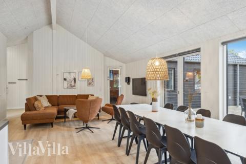 Det stora ljusa vardagsrummet i lyxstuga nr 758 för 22.