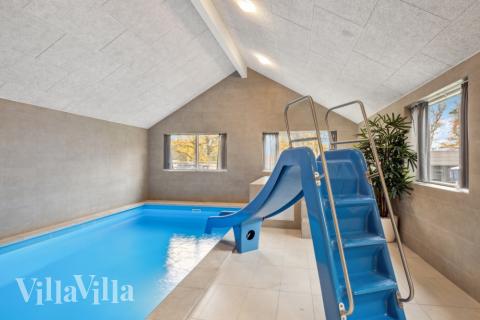 Sommarstuga 758 är inredd med en smakfull poolavdelning som har vattenrutschbana, ett stort inbyggt spapad och bastu