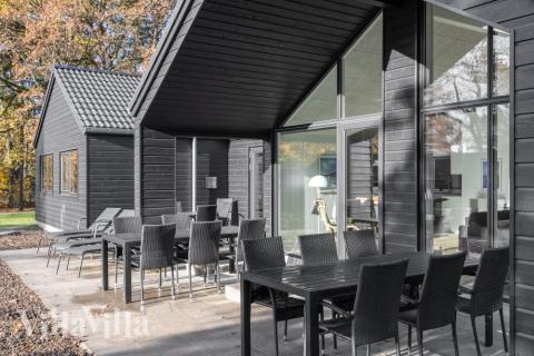 Lyxstuga nr 759 har en härlig terrass med sköna trädgårdsmöbler för 18 personer.