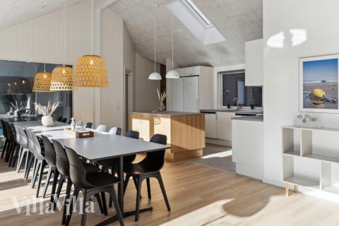 Det stora ljusa vardagsrummet i lyxstuga nr 759 för 18.