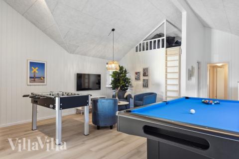 Lyxstuga 759 för 18 personer har ett stort aktivitetsrum med bl.a. biljard och dart