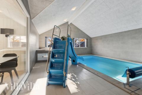 Sommarstuga 759 är inredd med en smakfull poolavdelning som har vattenrutschbana, ett stort inbyggt spapad och bastu