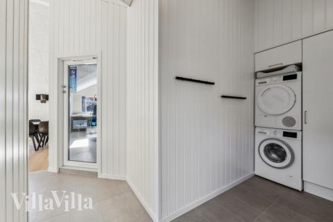 Den rymliga entrén i lyxstuga nr 759 i Tyskland