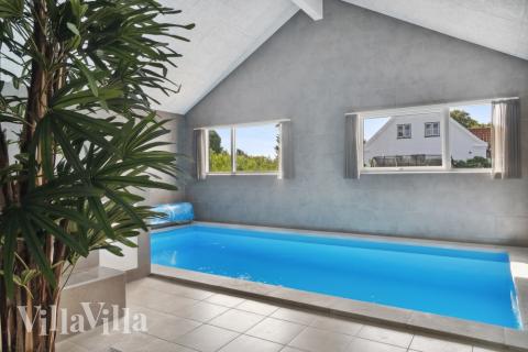 Den härliga poolen i lyxstuga nr 588 för 14 personer